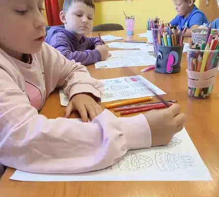 Wakacyjne warsztaty w radkowskiej bibliotece: dzieci tworzyły karty memory i mandale