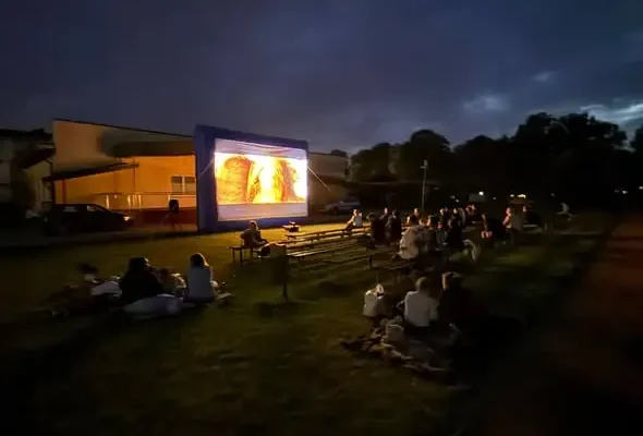 Plenerowy seans filmowy w Radkowie zgromadził wszystkie pokolenia