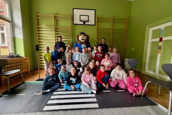 Pierwszoklasiści z Radkowa poznali zasady bezpieczeństwa na drodze
