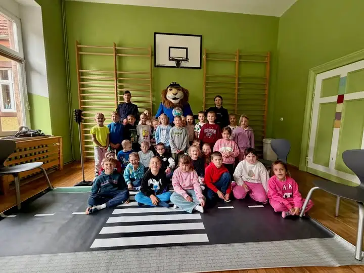 Pierwszoklasiści z Radkowa poznali zasady bezpieczeństwa na drodze