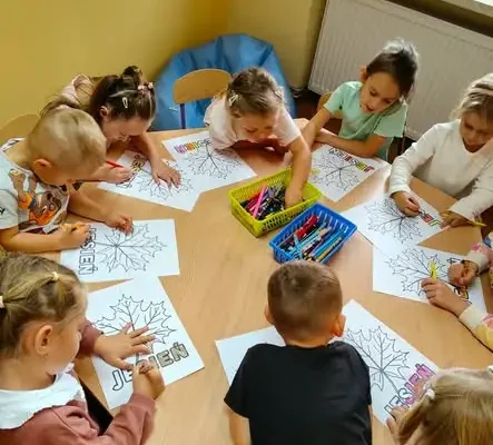 Dzień Spadającego Liścia w Wambierzycach – bibliotekarka Wiola odwiedziła przedszkolaków