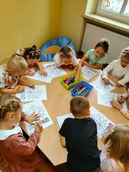 Dzień Spadającego Liścia w Wambierzycach – bibliotekarka Wiola odwiedziła przedszkolaków