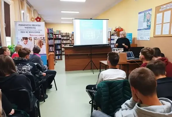 Lekcja o zabytkach sakralnych Ziemi Włoszczowskiej w Bibliotece Pedagogicznej