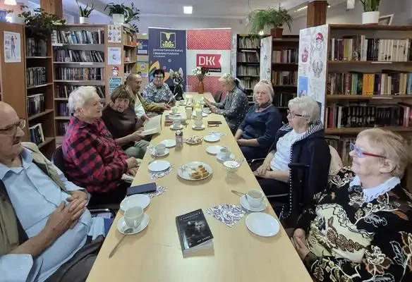 Dyskusyjny Klub Książki „Azyl” omawiał „13 powodów” i gościł lokalnych poetów