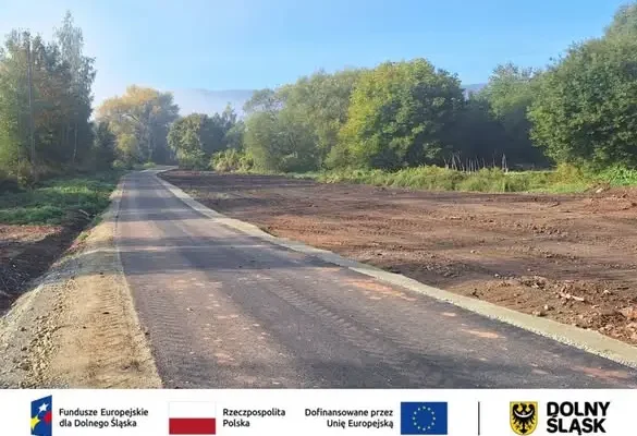 Ścieżka rowerowa po dawnej bocznicy w Radkowie na finiszu