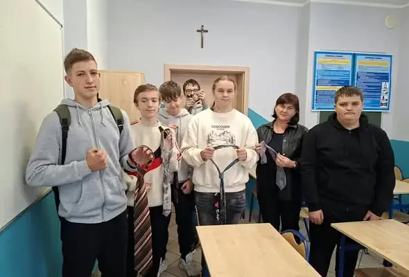 Warsztaty wiązania krawatów w ZDZ Włoszczowa – uczniowie uczyli się elegancji