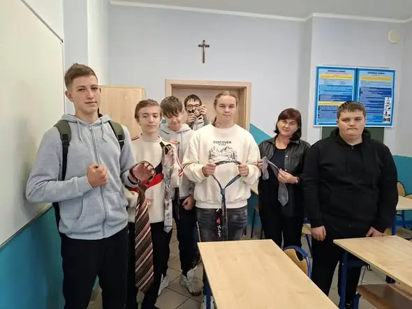 Warsztaty wiązania krawatów w ZDZ Włoszczowa – uczniowie uczyli się elegancji