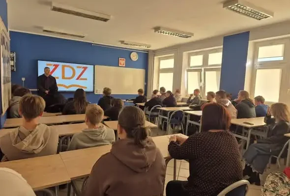 Uczniowie ZDZ we Włoszczowie spotkali się z sędzią Danielem Marczakiem