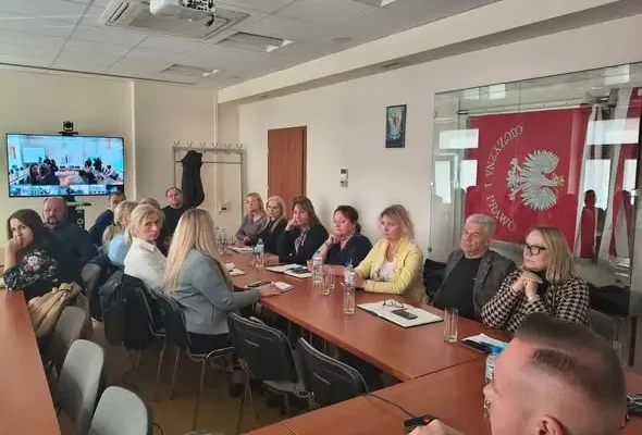 Bezpieczeństwo uczniów w centrum uwagi – wideokonferencja w Kielcach i działania we Włoszczowie