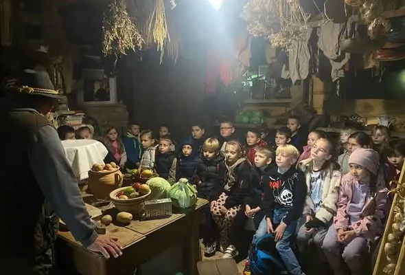 Uczniowie z Kluczewska odkrywali dary lasu i tajemnice zamku w Chęcinach
