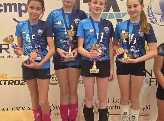 Młode siatkarki z Kluczewska na podium ogólnopolskiego turnieju w Radziejowicach