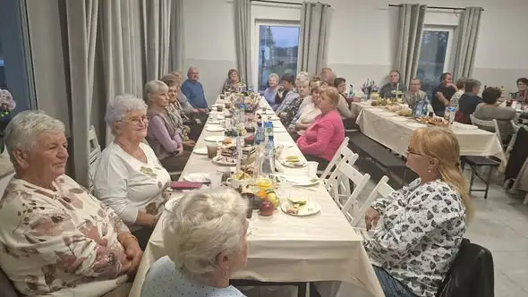 Jesienne klimaty w Żelisławiczkach – seniorzy zadbali o zdrowie i dobrą zabawę
